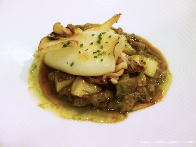 Calamares de playa, butifarra negra, setas y jugo de asado