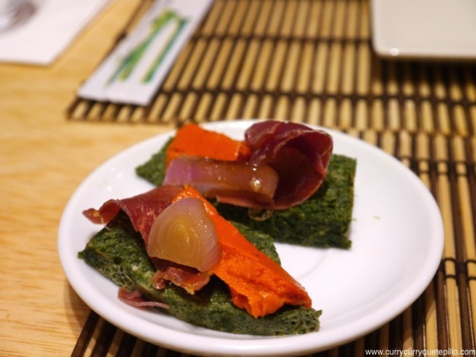 Sushi catalán como aperitivo, con pastel de espinaca, gelatina de pimiento, cebolla y jamón deshidratado