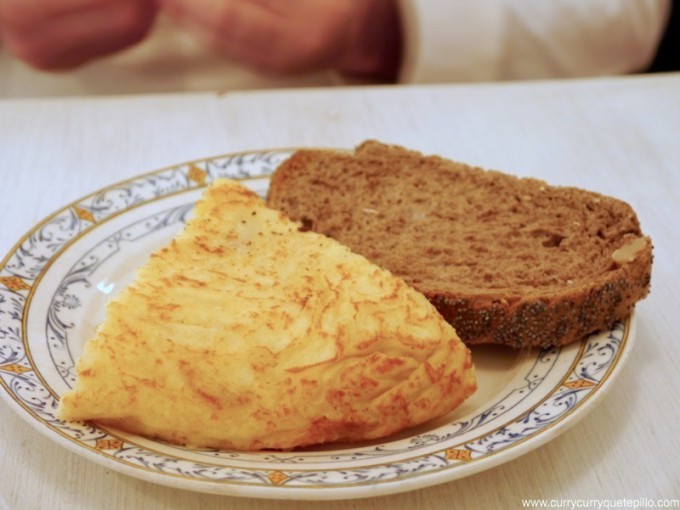 Tortilla de patatas con pan de centeno y semillas