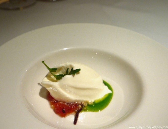 Helado de queso fresco con tomate, calabacín y sirope de oliva negra