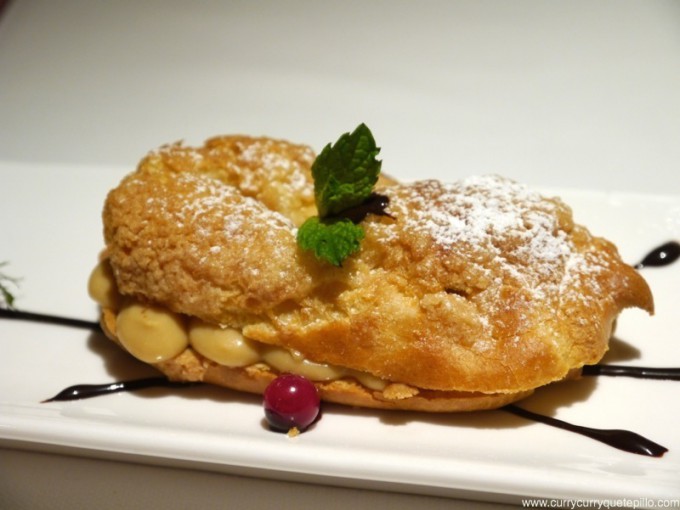 Postre híbrido entre un eclair y un paris brest relleno de crema de avellana