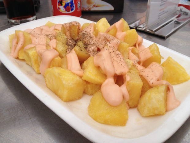 Patatas bravas, con salsa y pimienta