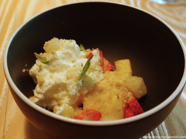 Panacotta de fruta de la pasión con mousse de yogur y fruta