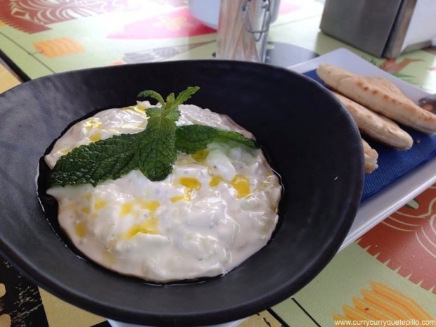 Tzatziki con pan de pita. 