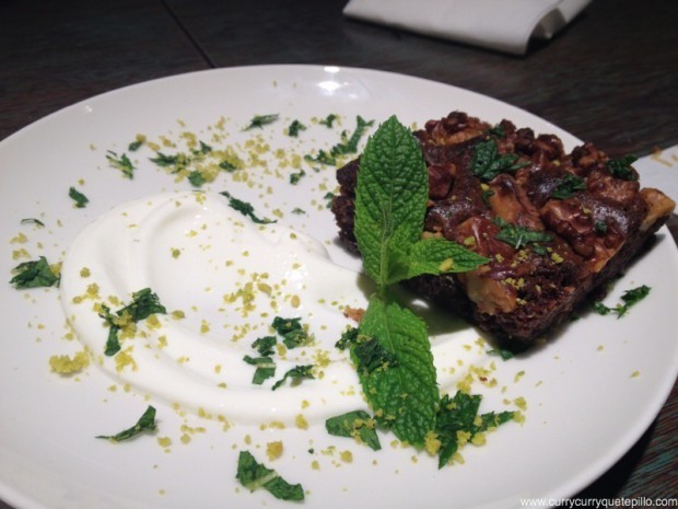 Brownie con salsa de yogur y menta.