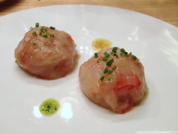 Ravioli de gamba de Palamós con sofrito de tomate y aceite de pesto de rúcula