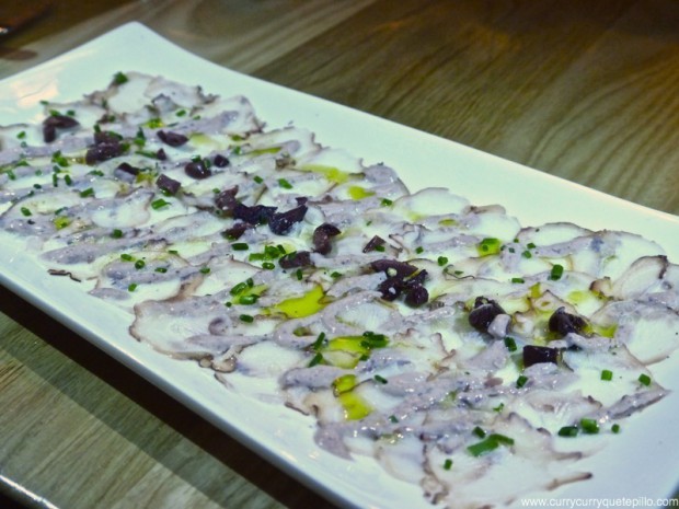 Carpaccio de pulpo con salsa de aceituna.