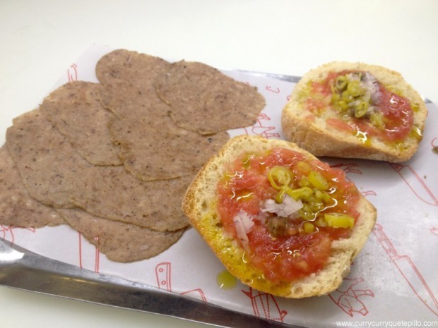 Butifarra trufada con pan con tomate.