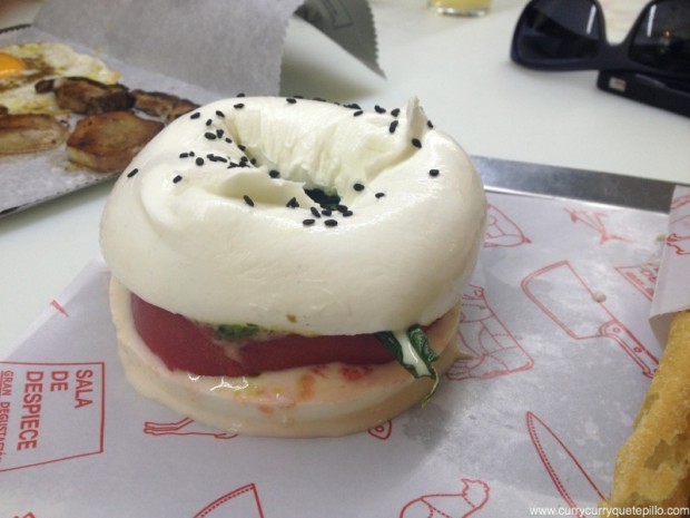 Bagel de mozzarella y tomate