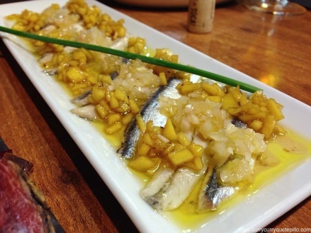 Boquerones en vinagre, con un aliño especial a base de cebolla y fruta. Buenísimos.