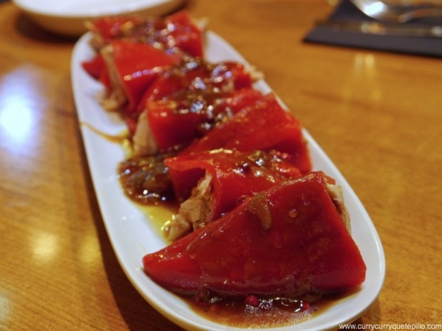 Piquillos rellenos de ventresca de atún con vinagreta de tomate.