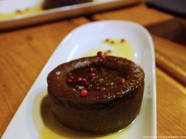 Coulant de chocolate servido con sal, aceite de oliva y pimienta roja (esta última un pelín en exceso).