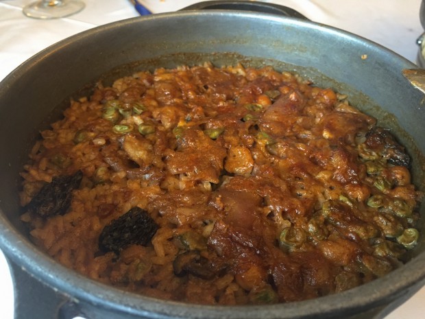 Arroz de pies de cerdo, colmenillas, habitas y garbanzos.