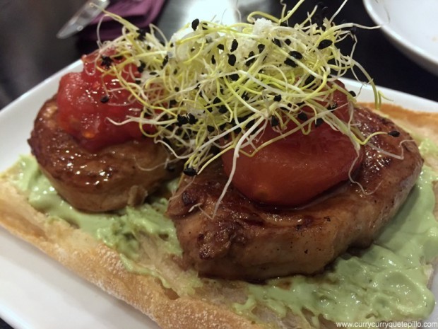 Coca Pig, con filete de cerdo, soja, tomate y mostaza de hierbas.