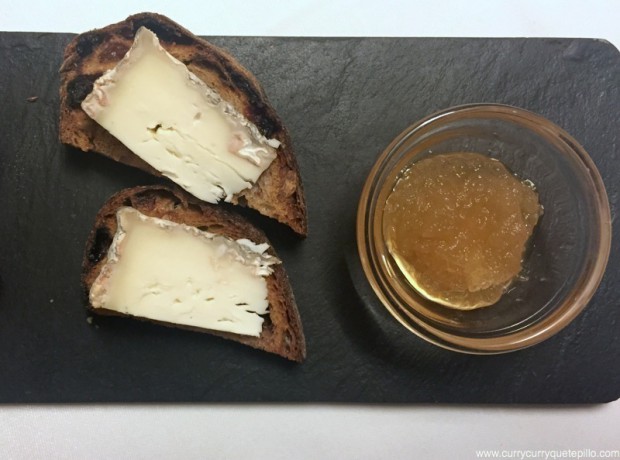 Queso de oveja artesano delnpirineo catalán con mermelada de manzana y miel con pan de nueces (Somodó)