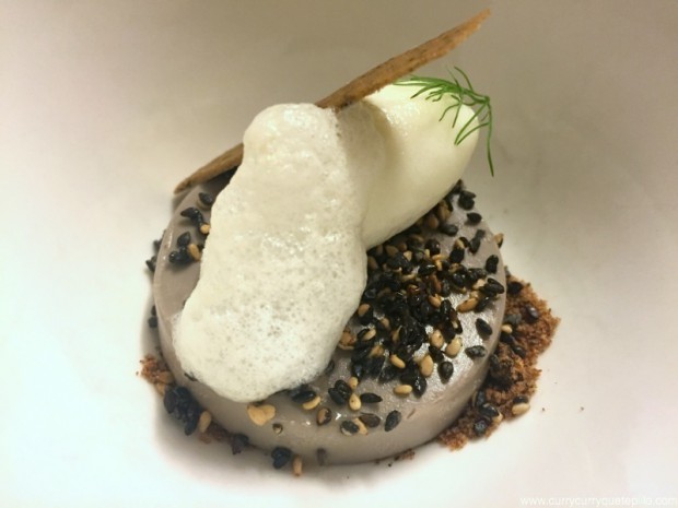 Bavaroise de sésamo con sorbete de yogur y crujiente de oliva negra y espuma de Hinojo 