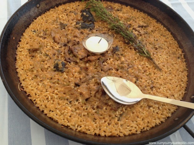 El arroz Sarandonga, con bacalao y setas. De capa fina y grano impregnado de sabor a bacalao.