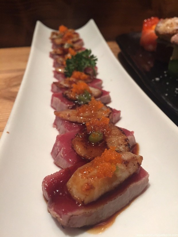 Atún en tataki, vieira, ponzu y huevas ikura.