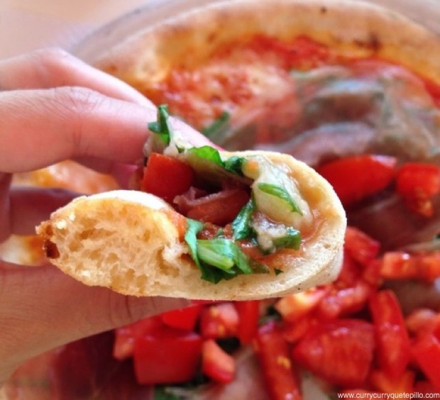 Pizza de tomate con jamón y rúcula en Bar Baretto en Cerdeña