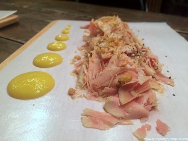 Lascas de foie de Landes en micuit acompañada de crema dulce de maíz y kikos (Le Bouchon, Barcelona).