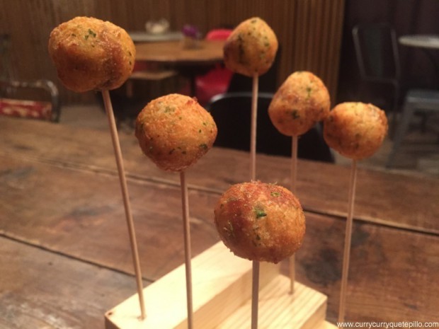 Buñuelos de bacalao con miel y cítrico de lima (Le Bouchon, Barcelona).