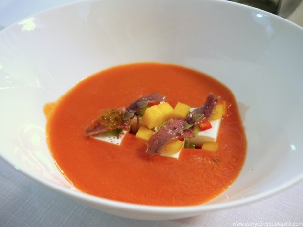 Gazpacho de melocotón con anchoas de L'Escala y queso fresco (Vicus Restaurant).