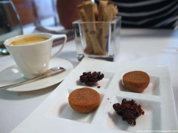 Cafés y petit fours en Vicus Restaurant.