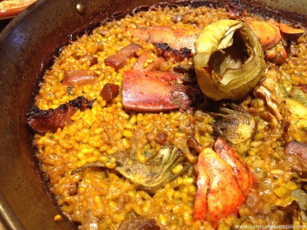 Paella de guiri, con alcachofa, bogavante y chorizo de Paella Bar Boqueria.