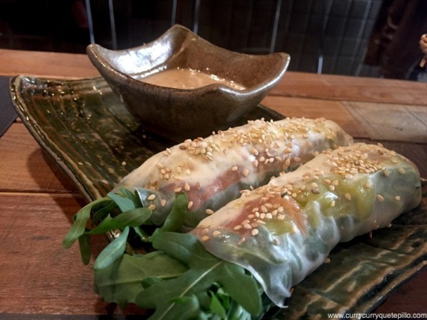 Nem vietnamita de salmón ahumado, rúcula y queso tártaro. Canalla Bistró.