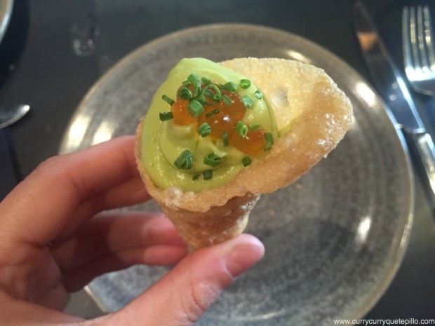 Cucurucho de crujiente de salmón, aguacate y wasabi. Canalla Bistró.