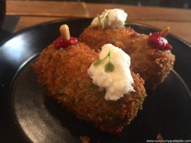 Croquetas al pesto de albahaca y rúcula. Canalla Bistró.