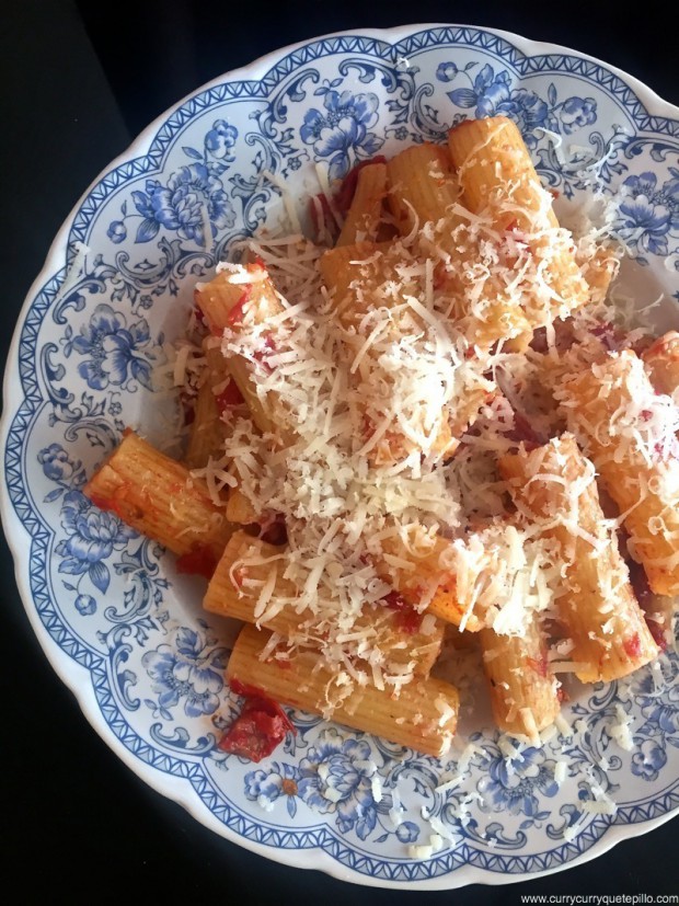 Rigatoni con tomate y queso