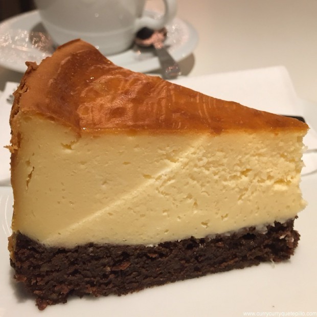 Pastel cheesecake-brownie de Think Sweet.