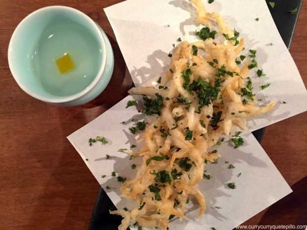 Tempura chanquete con shiso ysake con yuzu. Dos Palillos