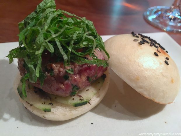 Mini burger japonesa con carne de buey y shiso verde. Dos Palillos.