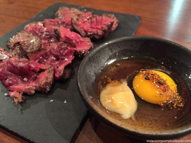 Tataki de buey con miso blanco y soja. Dos Palillos.